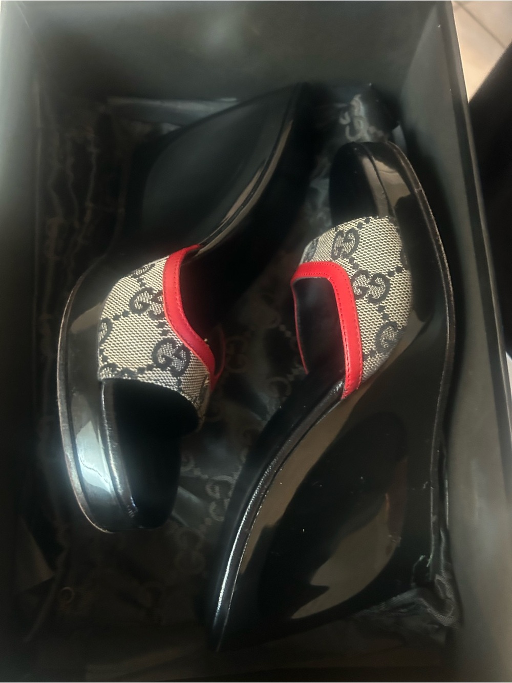 Vintage Y2K Gucci Wedge Sandel w/Red Trim patent black heel w/ Canvas GG logo